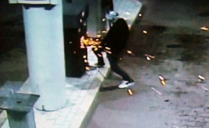 Ladri armati di frullino in azione a un distributore di benzina