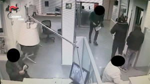 Operazione The Mask, i rapinatori in azione