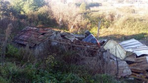 Le operazioni di recupero della macchina finita fuori strada
