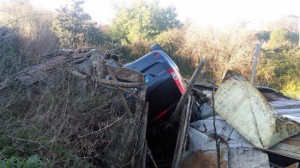 Le operazioni di recupero della macchina finita fuori strada