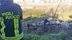Le operazioni di recupero della macchina finita fuori strada