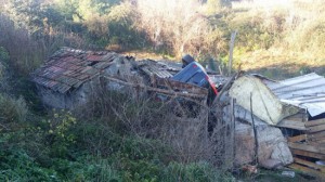 Le operazioni di recupero della macchina finita fuori strada