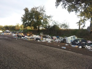 Viterbo - Rifiuti in strada Acquarossa