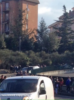 Viterbo - Studenti attraversano al Riello