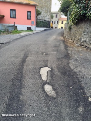 Montefiascone - L'asfalto in via Montisola