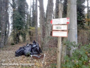 Ronciglione - Rifiuti in strada Montefogliano