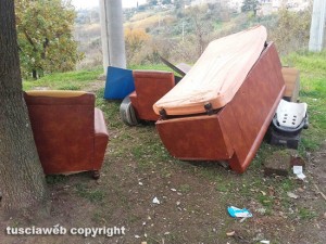 Sant'Angelo di Roccalvecce - Divani tra i secchioni dei rifiuti
