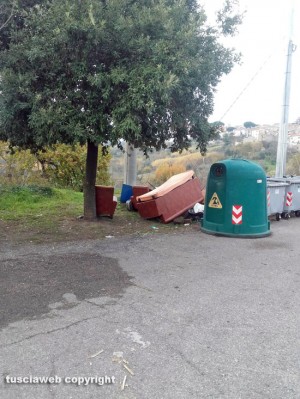 Sant'Angelo di Roccalvecce - Divani tra i secchioni dei rifiuti