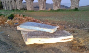 Tarquinia - Materassi abbandonati sull'Aurelia bis