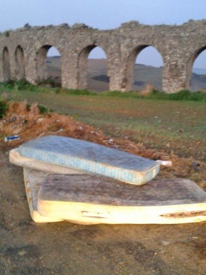 Tarquinia - Materassi abbandonati sull'Aurelia bis
