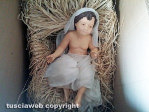 Il bambinello del presepe nello scatolone