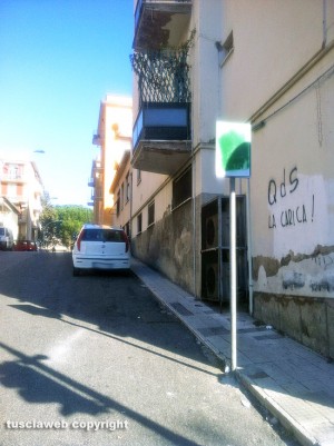Viterbo - Via Caduti sul lavoro - Cartello di divieto dipinto di verde