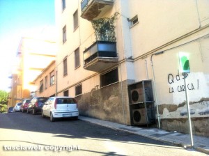 Viterbo - Via Caduti sul lavoro - Cartello di divieto dipinto di verde