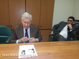 Viterbo - Il sindaco Leonardo Michelini durante la conferenza stampa improvvisata