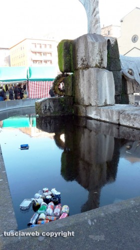Viterbo - Il degrado della fontana di piazza dei Caduti
