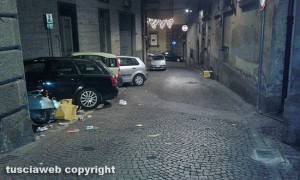 Viterbo - Cassonetto spaccato a terra in via Fontanella di Sant'Angelo