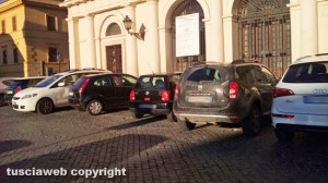 Viterbo - Parcheggio selvaggio a piazza del Teatro