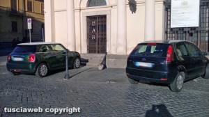 Viterbo - Parcheggio selvaggio a piazza del Teatro
