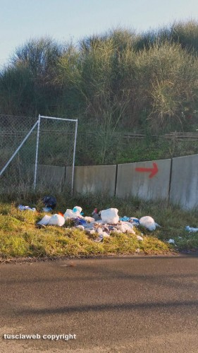 Viterbo - Rifiuti su strada Mammagialla