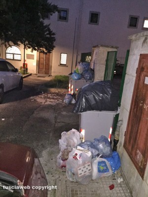 Viterbo - Rifiuti in via del Paradiso