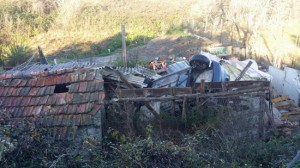 Le operazioni di recupero della macchina finita fuori strada