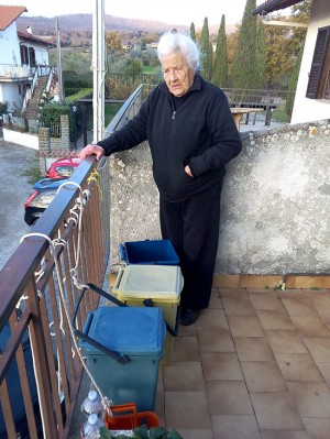 Bolsena - Anziana protesta contro il servizio rifiuti