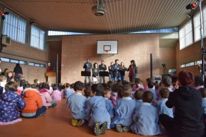 Ronciglione - Babbo Natale e il coro Be different  nelle scuole d'infanzia e primaria