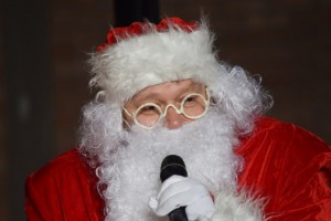 Ronciglione - Babbo Natale e il coro Be different  nelle scuole d'infanzia e primaria