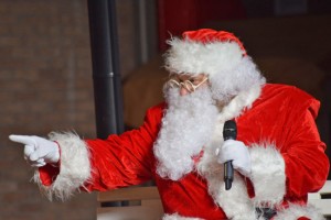 Ronciglione - Babbo Natale e il coro Be different  nelle scuole d'infanzia e primaria