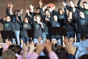 Ronciglione - Babbo Natale e il coro Be different  nelle scuole d'infanzia e primaria