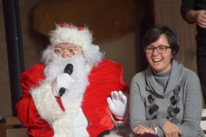 Ronciglione - Babbo Natale e il coro Be different  nelle scuole d'infanzia e primaria