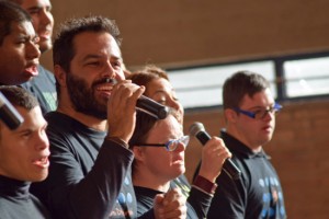 Ronciglione - Babbo Natale e il coro Be different  nelle scuole d'infanzia e primaria