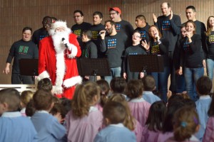 Ronciglione - Babbo Natale e il coro Be different  nelle scuole d'infanzia e primaria