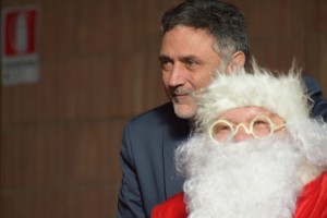 Ronciglione - Babbo Natale e il coro Be different  nelle scuole d'infanzia e primaria