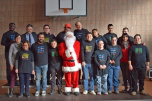 Ronciglione - Babbo Natale e il coro Be different nelle scuole d'infanzia e primaria