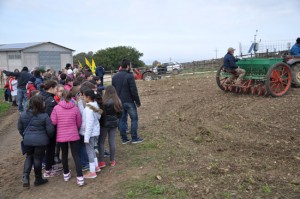 Blera - I bambini delle elementari partecipano alla semina