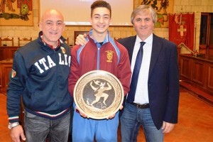 Sport - La premiazione di Mirko Barreca, accompagnato dal padre Carlo e dall'assessore Celli