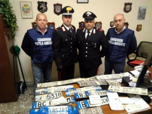 I carabinieri con le targhe ritrovate
