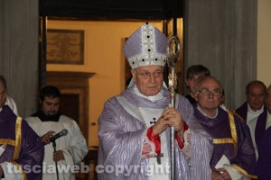 Viterbo - Giubileo - Il vescovo Fumagalli ha aperto la porta santa