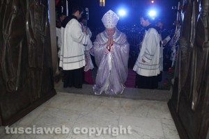 Viterbo - Giubileo - Il vescovo Fumagalli ha aperto la porta santa 