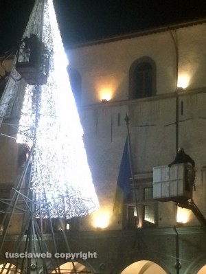 Viterbo - Arriva l'albero di Natale a piazza del Comune