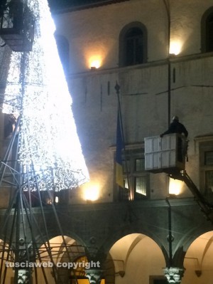 Viterbo - Arriva l'albero di Natale a piazza del Comune