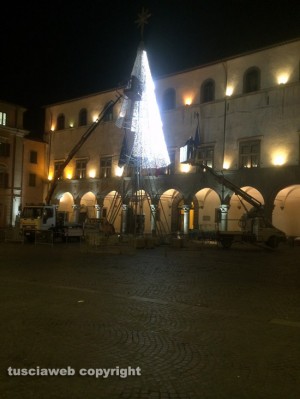 Viterbo - Arriva l'albero di Natale a piazza del Comune