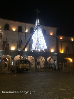 Viterbo - Arriva l'albero di Natale a piazza del Comune