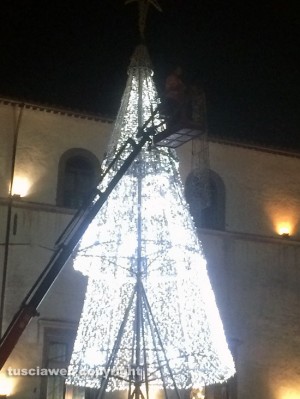 Viterbo - Arriva l'albero di Natale a piazza del Comune
