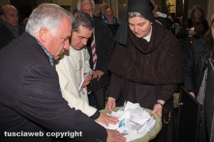Viterbo - Santa Rosa - Le preghiere poste sotto l'urna