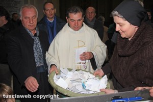 Viterbo - Santa Rosa - Le preghiere poste sotto l'urna