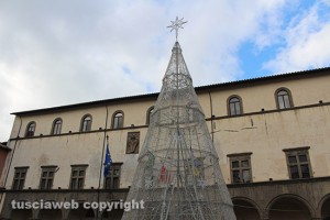 L'albero di Natale in piazza del Comune