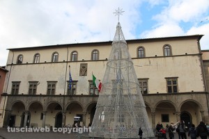 L'albero di Natale in piazza del Comune