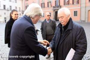 Sgarbi e Sposetti sotto Palazzo dei priori